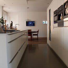 moderne witte keuken