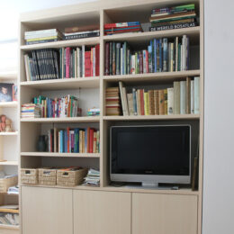 Kantoorruimte met hoge boekenkasten
