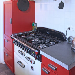 Rood gespoten keuken