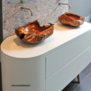 Wit badkamer meubel met houten kommen