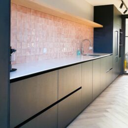 keuken zwart met houtstructuur