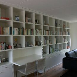 boekenkast met lade en onder deuren