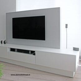 witte tvkast met grijze achterwand voor tv